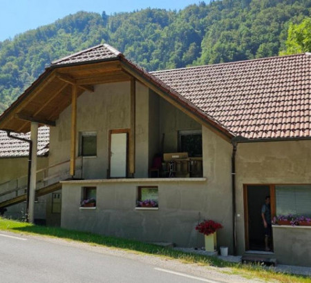 Večstanovanjska hiša - v deležu ½, Podstudenec, 1242 Stahovica