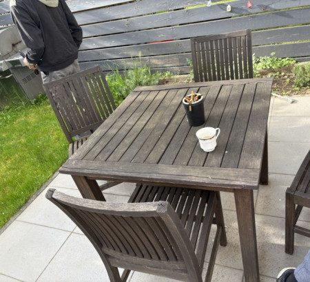 Vrtna lesena miza s stoli