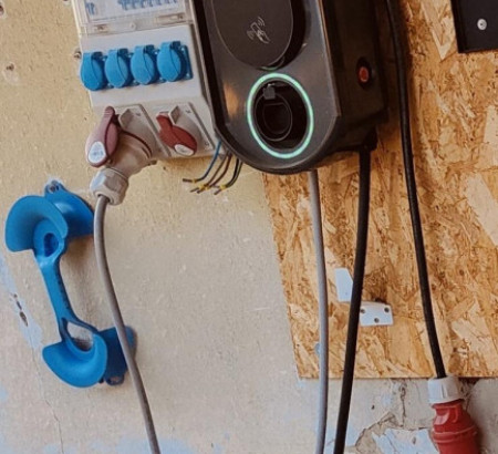 Stenska polnilna postaja za električna vozila
