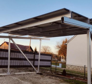 Kovinski nadstrešek za vozila s solarnimi paneli