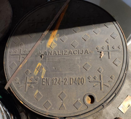 Litoželezni kanalski pokrovi z okvirji