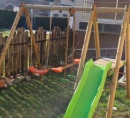 Otroško igralo (tobogan, gugalnica)