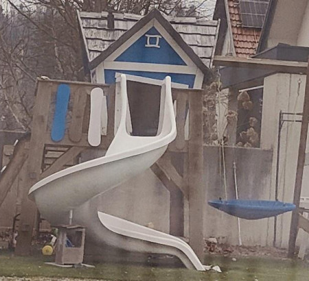 Otroško igralo - hišica s toboganom in gugalnico