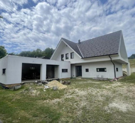 Hiša - v deležu ½, Stara vas-Bizeljsko, 8259 Bizeljsko