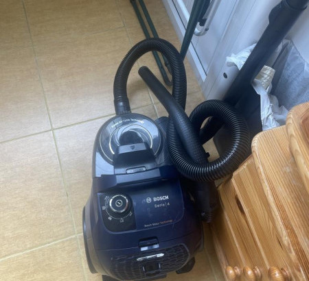 Sesalec Bosch Serie 4
